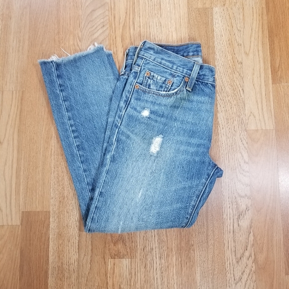 501 Levi's Medium Wash Distressed Button Fly Levi's Jeans. - Picture 10 of 15